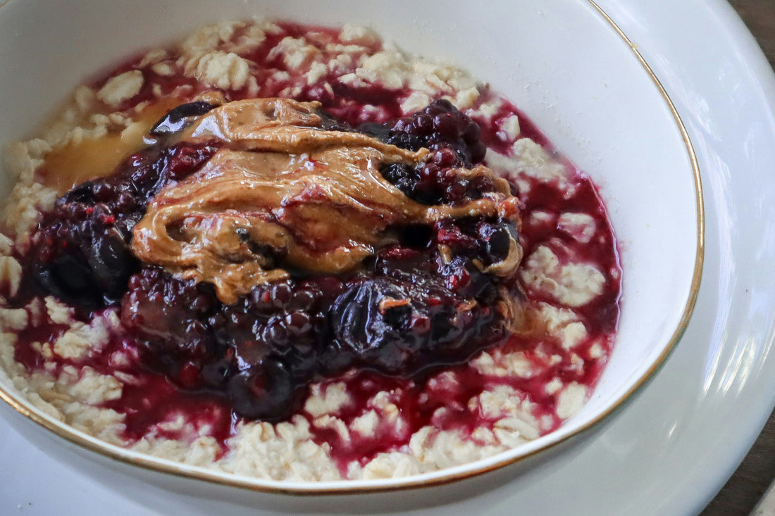 desayuno con bowl de frutos rojos avena y mantequilla de nuez crema untable de nuez pecana cuarta raiz natural y sin azucar
