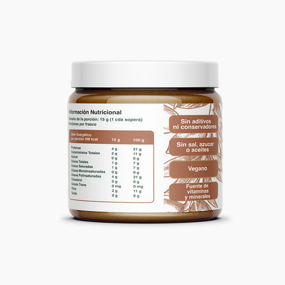Frasco de crema de almendras Cuarta Raíz mostrando la tabla nutricional, sin aditivos, sin sal ni azúcar, ideal para dietas saludables y veganas